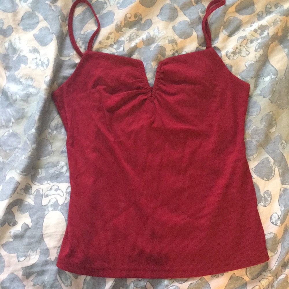 Deep red V tank